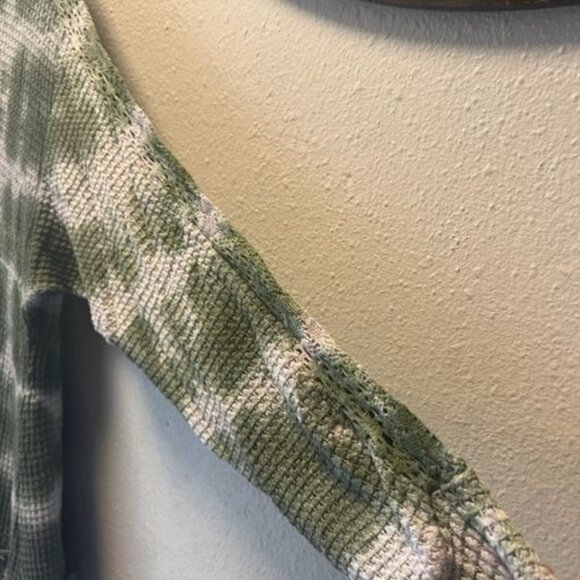 Davi & Dani Boho Chic Olive & White Tie-Dye Waffle Knit Tunic Top W/ Ruffle Hem - Picture 5 of 8